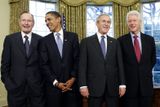 Žijící prezidenti v Oválné pracovně. Pět bývalých, současných i budoucích prezidentů USA se sešlo 7. ledna v Bílém domě. Zleva George Bush, Barack Obama, George W. Bush a Bill Clinton. Na snímku chybí Jimmy Carter.