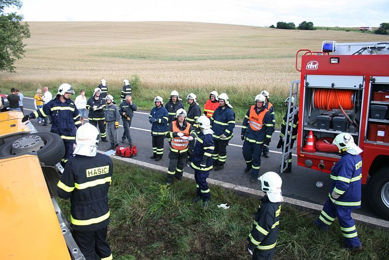 Převrácený autobus Student Agency u Lubence na Lounsku