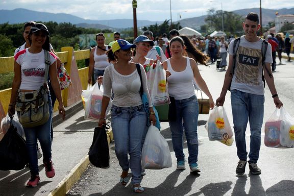 Obyvatelé Venezuely v Kolumbii nakupovaly nedostupné potraviny a suroviny.