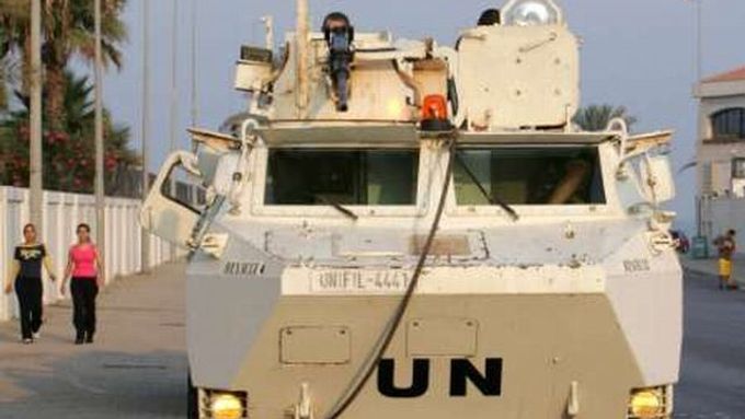 Příslušníci současné mise OSN v Libanonu (UNIFIL) patrolují ve městě Súr poblíž izraelské hranice.