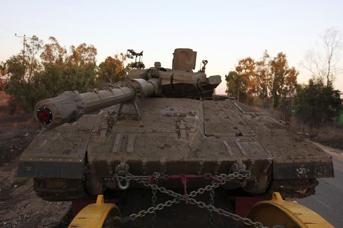 A truck transports a tank at an Israeli military base just outside the central Gaza Strip November 15, 2012. A Hamas rocket killed three Israelis north of the Gaza Strip on Thursday, drawing the first blood from Israel as the Palestinian death toll rose to 15 in a military showdown lurching closer to all-out war and an invasion of the enclave. REUTERS/Amir Cohen (ISRAEL - Tags: POLITICS CIVIL UNREST) Published: Lis. 15, 2012, 5:08 odp.