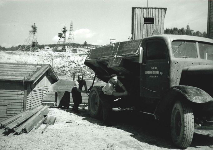 Fotografie ukazuje výstavbu vodní nádrže a elektrárny Lipno, významného díla z roku 1959, které dodává energii a poskytuje rekreační možnosti.