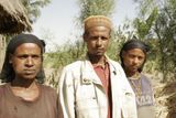 Druhou ženu (vpravo) si otec vzal teprve před sedmi měsíci, všichni však prý spolu vycházejí dobře. Boule na tvářích značí, že zrovna žvýkají tradiční etiopský stimulant čat (k němu se ještě dostaneme), alkohol mají muslimové zakázaný.
