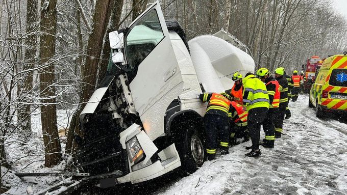 Dopravní komplikace způsobené sněžením v Pardubickém kraji.
