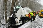 Dopravu v Česku komplikuje sníh, vítr i náledí. Dálnice D1 na Vysočině je neprůjezdná
