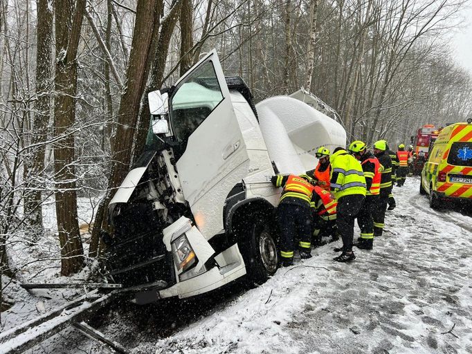 Husté sněžení a komplikace na silnicích v Pardubickém kraji.