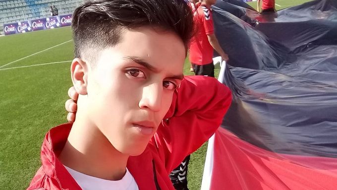 Sedmnáctiletý afghánský fotbalista Zakí Anvarí.