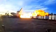 Agentura AP upozornila na záběry, které havárii letounu zachytily. Je na nich mimo jiné vidět, jak letadlo po nárazu do země exploduje.