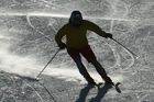 V Alpách zemřel český lyžař. Vjel mimo sjezdovku a narazil do stromu, helma mu život nezachránila