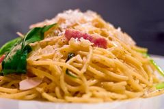 Italové zuří kvůli špatnému receptu. Kauzu "carbonaragate" spustilo reklamní video
