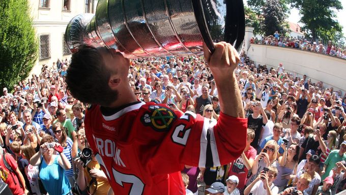 Nejslavnější hokejová trofej světa, bájný Stanley Cup, přivezl Michael Frolík v úterý na Kladno. Podívat se na jeho křepčení s pohárem můžete v této fotogalerii.