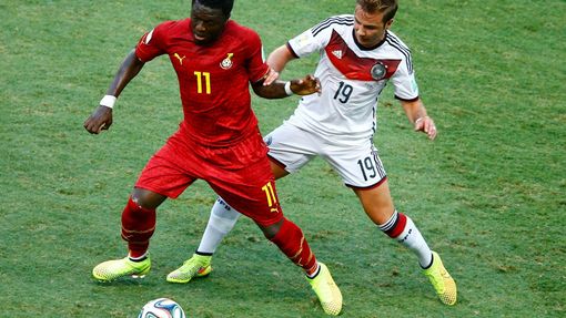 Muntari a Götze při utkání MS Ghana vs. Německo