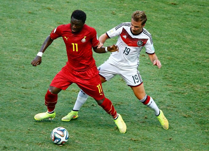 Muntari a Götze při utkání MS Ghana vs. Německo