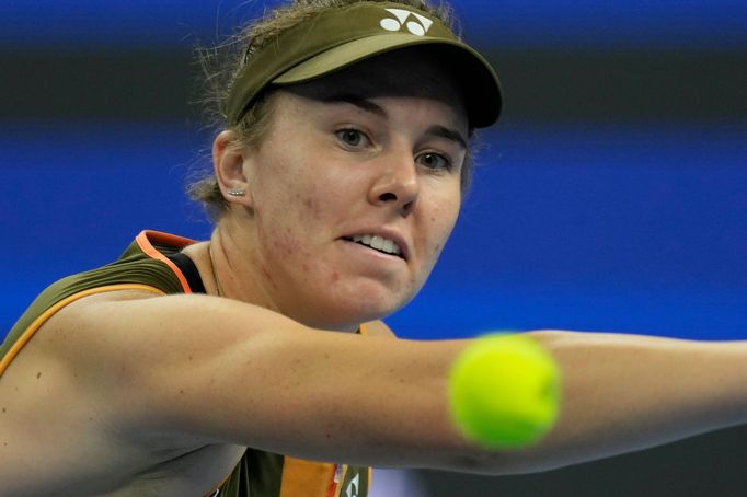 Linda Nosková ve finále turnaje v Pekingu s Amandou Anisimovovou.