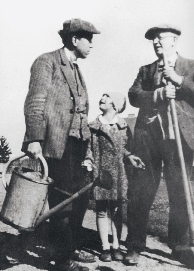 Bratři Čapkové jako zahradníci. Snímek ze 30. let minulého století.