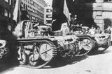 Trojice obrněnců střežící od začátku povstání sídlo vojenského velitelství povstalců "Bartoš" v čele s generálem Karlem Kutlvašrem v Bartolomějské ulici. Snímek datován 9. května 1945.