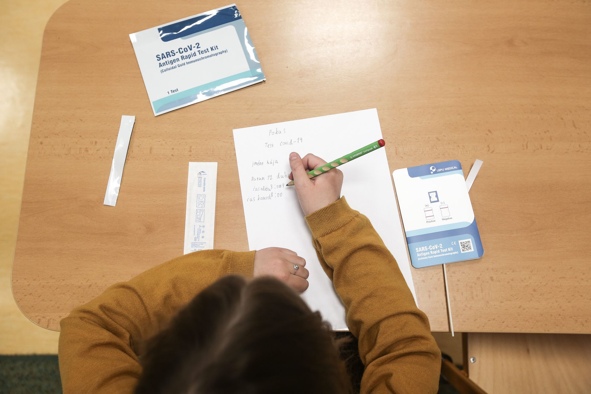 Testování na koronavir covid-19 na školách, škola, žáci, školství, učitelé, antigenní test, výuka