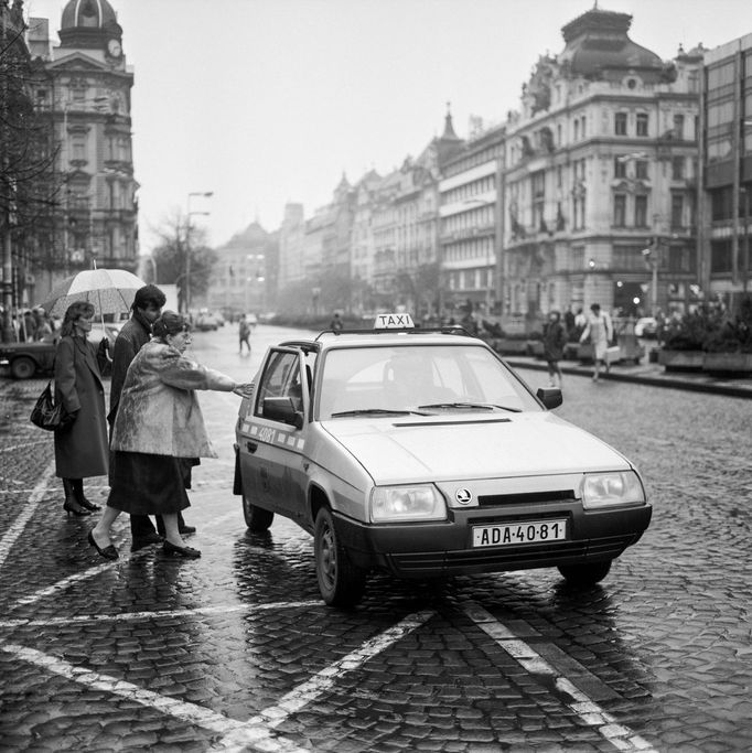 Dobové snímky z historie tuzemské taxislužby.