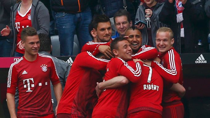 Ribéry slaví se spoluhráči gól Bayernu