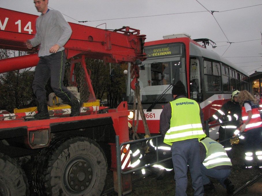 Tramvaj přejela chlapci nohu, nejspíš o ni přijde