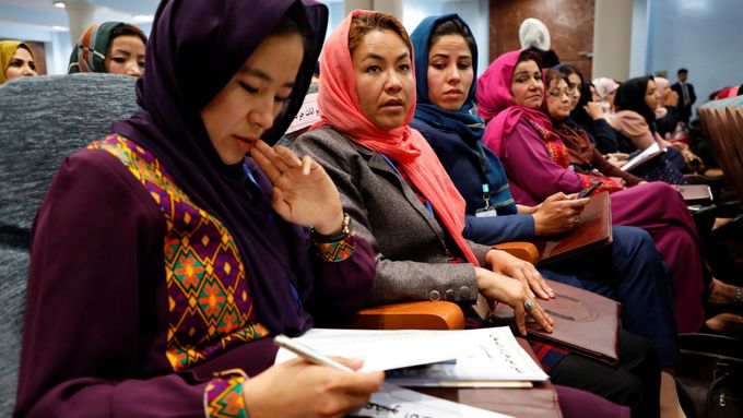 Afghánské ženy na Velké radě tvořené z představitelů různých politických i občanských skupin.