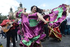 V Praze začal romský festival Khamoro, centrem prošel pestrobarevný průvod tanečníků