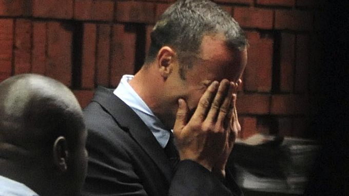 Sprinter Oscar Pistorius u soudu v jihoafrické Pretorii.