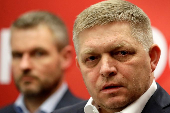 Robert Fico (vepředu) a Peter Pellegrini ještě v době, kdy oba patřili ke straně Směr - Sociální demokracie. Nyní jsou soupeři, Pellegrini vede stranu Hlas.