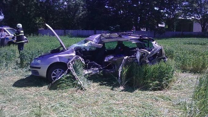 Auto zdemolované při nehodě na přejezdu u Žďáru nad Sázavou.