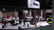 Škoda v Paříži sousedí s Lexusem a Subaru. Jako by na ně Kodiaq chtěl útočit.