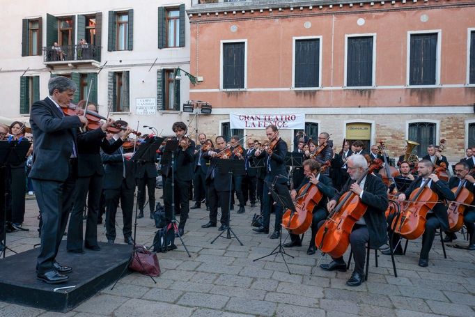 Orchestr benátského divadla La Fenice protestoval proti nové dirigentce Beatrice Venezi. Hrál na ulici.