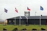 Základnu na jihozápadním cípu Islandu postavily USA během druhé světové války, opustily ji v roce 2006. Island nemá armádu, vzdušný prostor chrání spojenci z NATO. Posledních šest týdnů tu pracují Češi.
