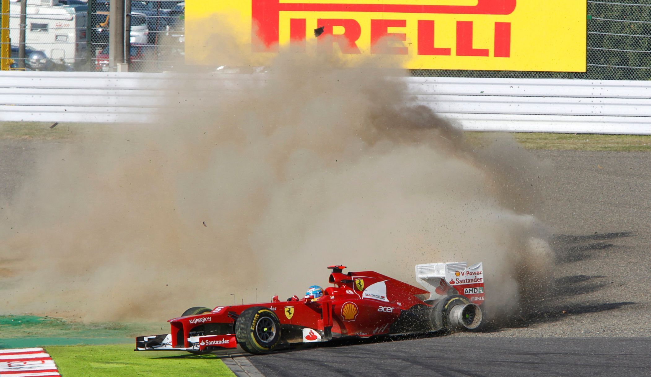 Fernando Alonso skončil kvůli poškozené pneumatice hned po startu VC Japonska