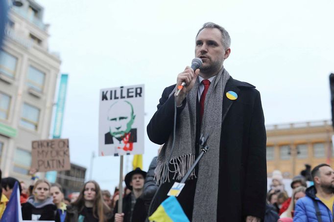 Primátor hlavního města Prahy Zdeněk Hřib při oznámení, že Praha poskytla 10 miliónů korun jako podporu napadené Ukrajině. Záběr z demonstrace na Václavském náměstí.