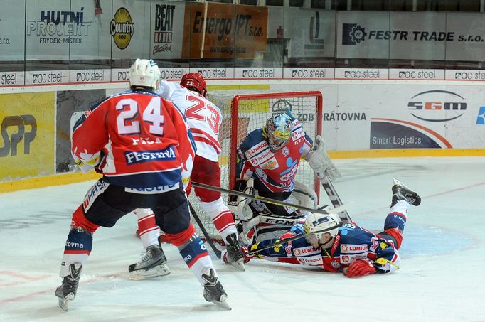 Třinec - Pardubice: Jiří Polanský (23) - Július Hudáček