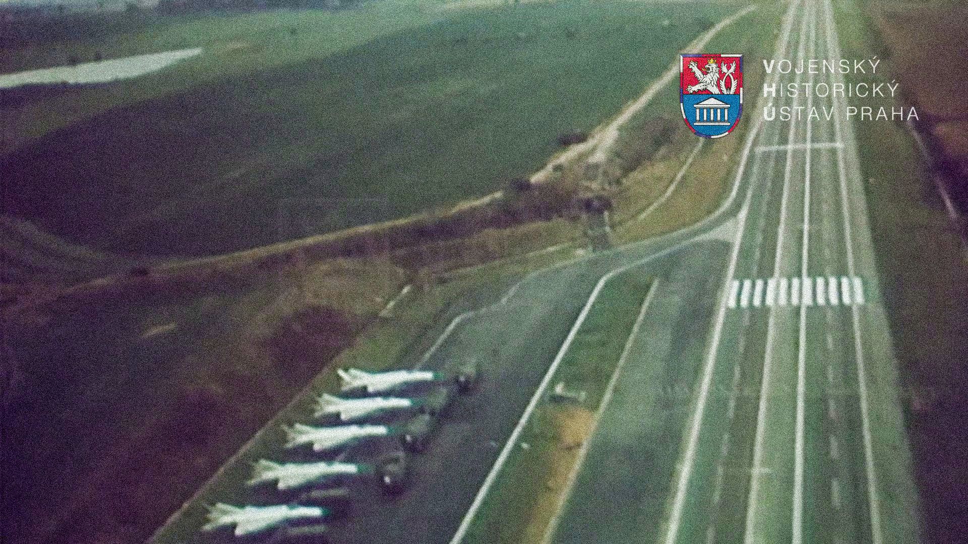 Dodatek, Film, Dálnice, Dálnice D1, Československý armádní film, přistávací plocha, Auto, historie