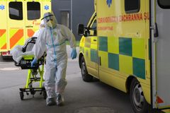 Covid byl loni druhou nejčastější základní příčinou smrti, podlehlo mu 10 tisíc lidí