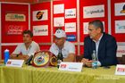 Lukáš Konečný moderuje svou vlastní tiskovku, jedinou na českém území před duelem s Rusem Zaurbekem Bajsangurovem o titul profesionálního mistra světa v boxu.
