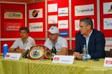 Lukáš Konečný moderuje svou vlastní tiskovku, jedinou na českém území před duelem s Rusem Zaurbekem Bajsangurovem o titul profesionálního mistra světa v boxu.