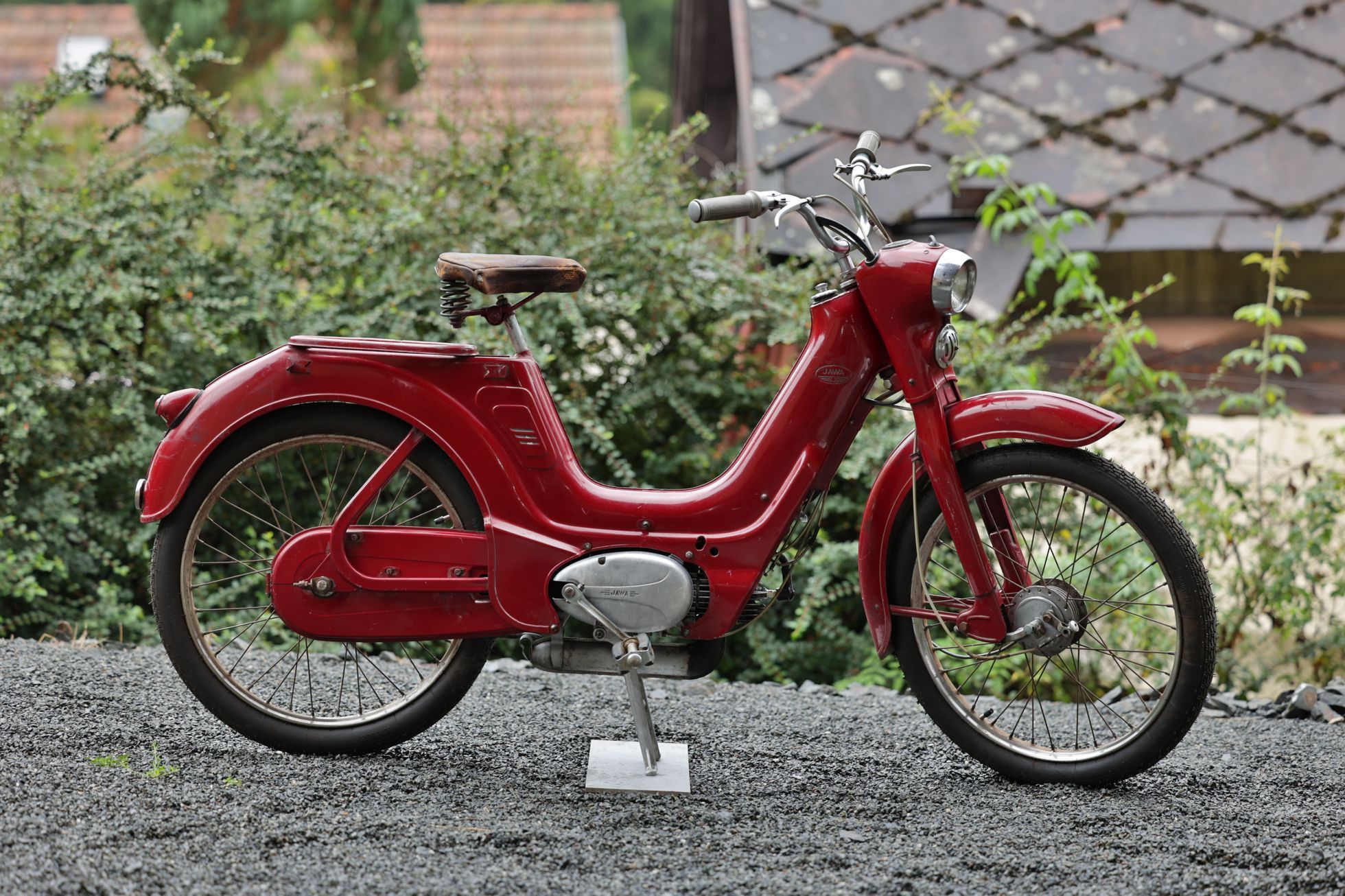Škoda 125 v tombole a Jawetta Standard Retro Garáž jaro 2024