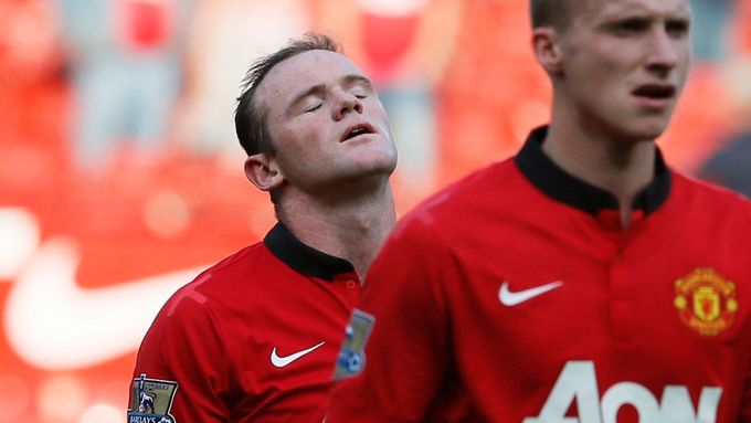 Wayne Rooney smutní po porážce Manchesteru United s West Bromwichem