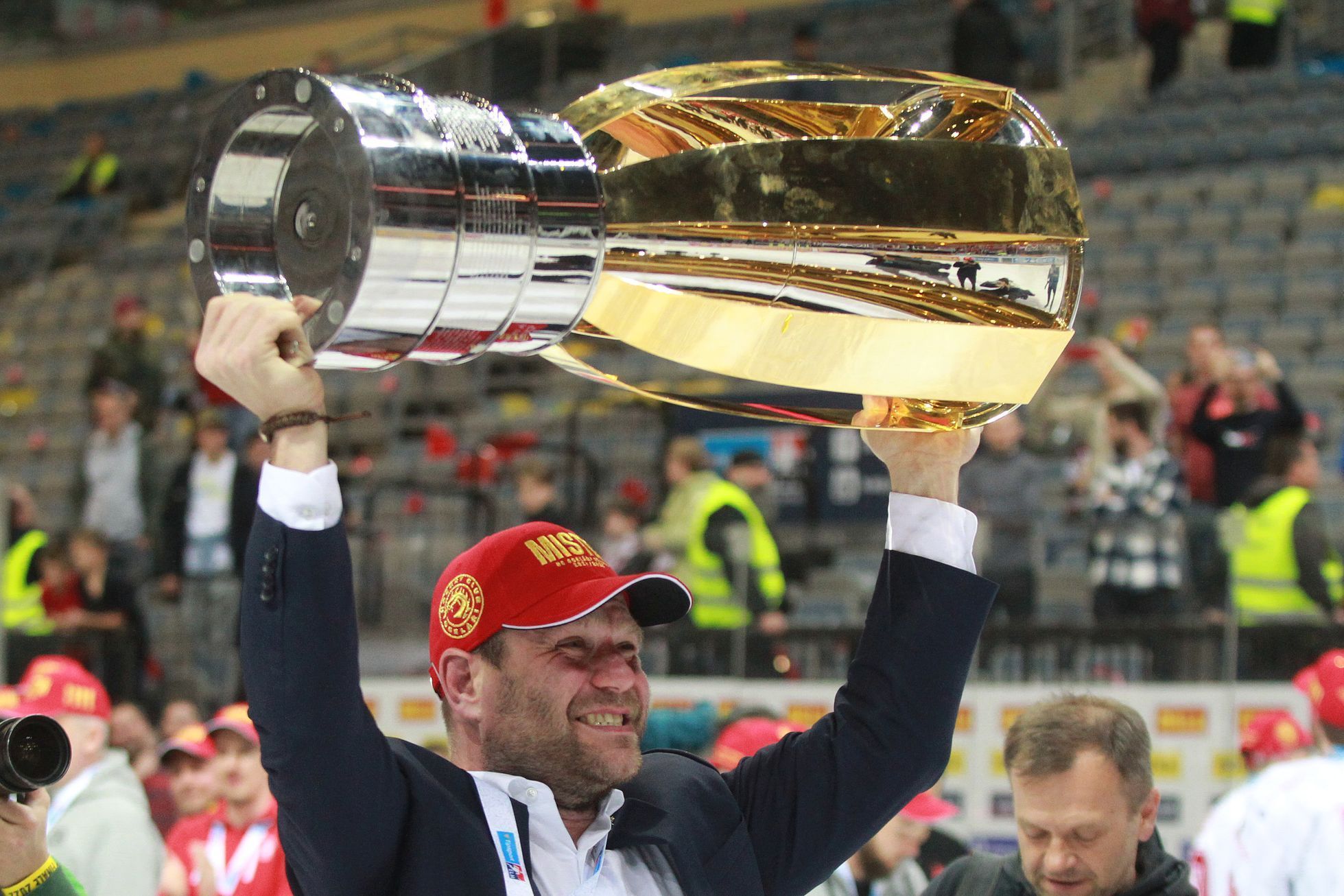 hokej, extraliga 2021/2022, finále, 6. zápas, Sparta - Třinec, oslavy Třince, Václav Varaďa