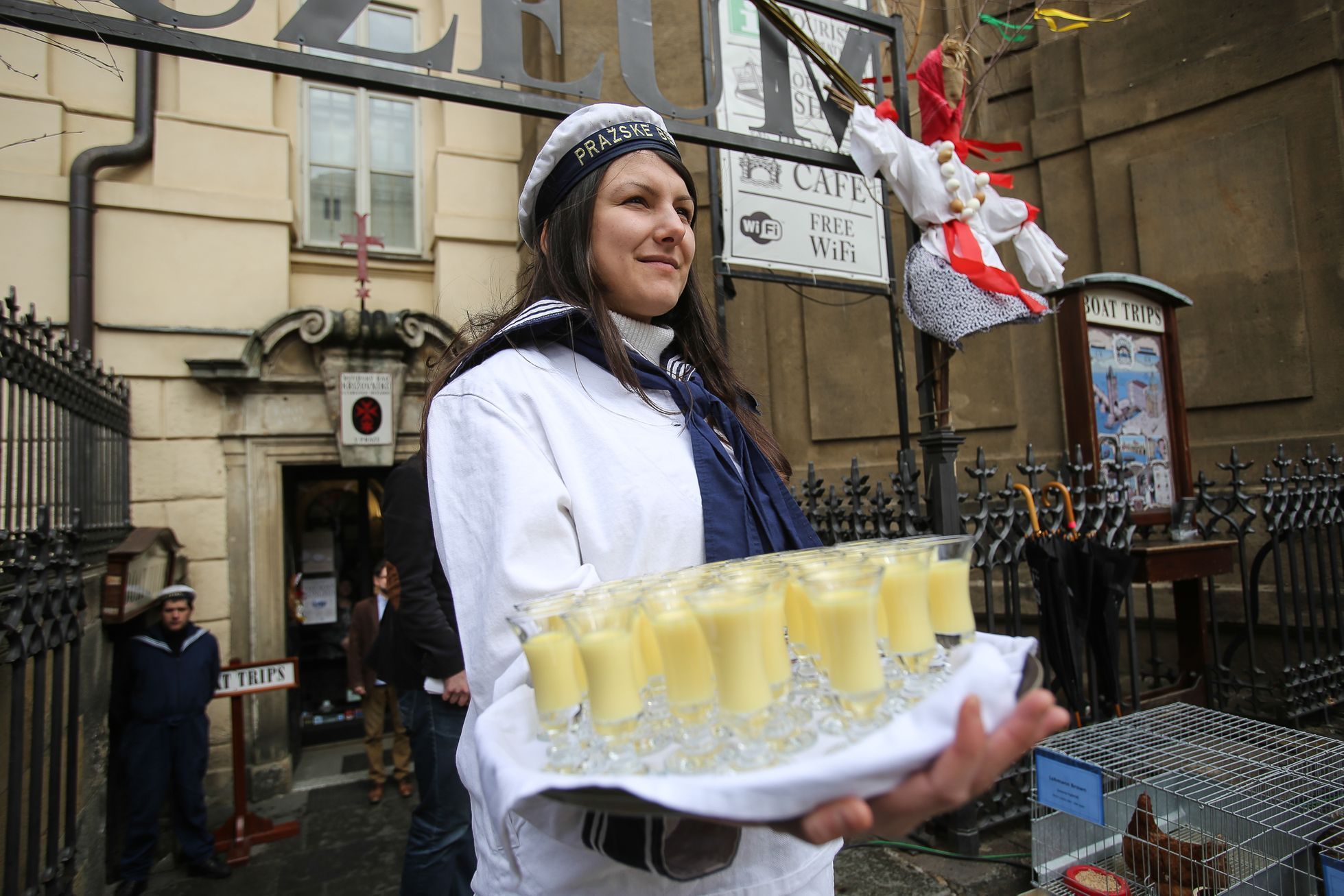 Velvarský vajíčkový průvod přes Karlův most