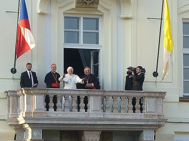 Papež na balkónu Arcibiskupského paláce
