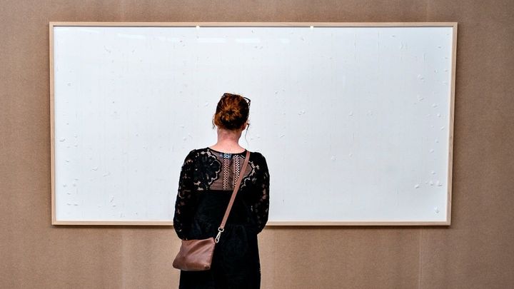 Umělec odevzdal galerii za dva miliony jen prázdné rámy. Jde mu o kritiku kapitalismu - Vimarsana News
