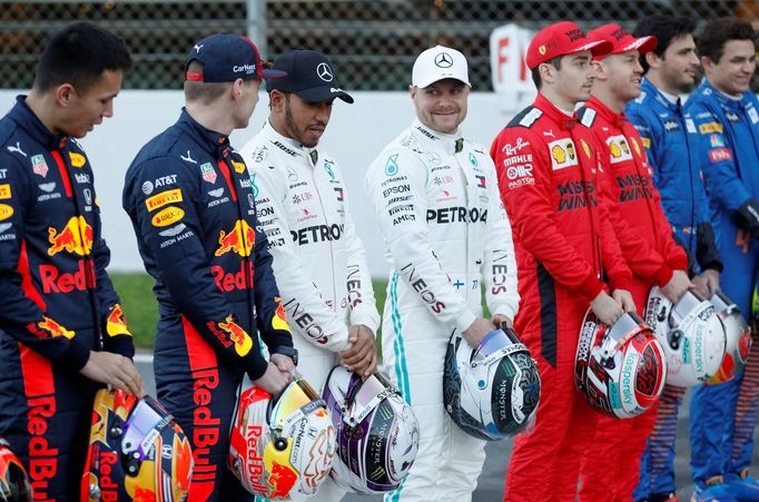 Alexander Albon, Max Verstappen, Lewis Hamilton, Valtteri Bottas, Charles Leclerc a Sebastian Vettel před prvními testy F1 v Barceloně 2020