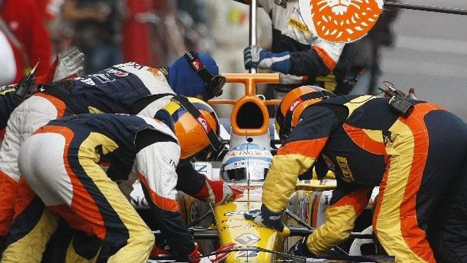 Fernando Alonso v péči mechaniků Renaultu. Zůstane jim věrný i v příští sezoně?
