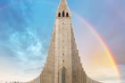 Reykjavík (Island) - Hlavní a také největší město na Islandu nabízí širokou škálu vyžití. Na své si tu přijdou milovníci historie, ale i moderní architektury, která je zde stavěna s ohledem na přírodu a patří mezi nejekologičtější v rámci Evropy.  Minimalismus a čisté linie jsou patrné například u experimentální hudební scény nebo u kostela Hallgrímskirkja (na snímku). Průvodci doporučují návštěvu kulturního centra Harpa, některého ze stovky geotermálních pramenů nebo výlet lodí spojený s pozorováním velryb.