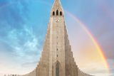 Reykjavík (Island) - Hlavní a také největší město na Islandu nabízí širokou škálu vyžití. Na své si tu přijdou milovníci historie, ale i moderní architektury, která je zde stavěna s ohledem na přírodu a patří mezi nejekologičtější v rámci Evropy.  Minimalismus a čisté linie jsou patrné například u experimentální hudební scény nebo u kostela Hallgrímskirkja (na snímku). Průvodci doporučují návštěvu kulturního centra Harpa, některého ze stovky geotermálních pramenů nebo výlet lodí spojený s pozorováním velryb.