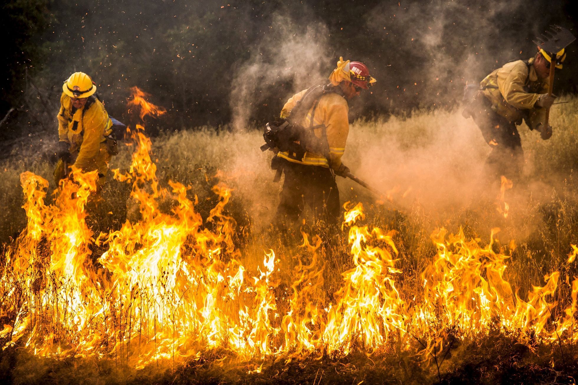 Kalifornie lesní požáry Firefighters work to dig a fire line on the Rocky Fire in Lake County, California